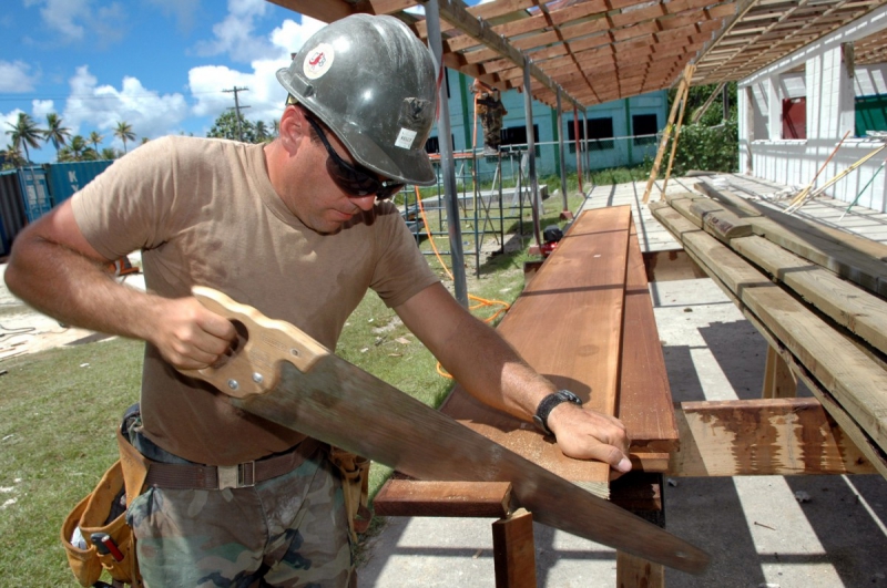 ebeniste-LE CASTELLET-min_worker_construction_building_carpenter_male_job_build_helmet-893290